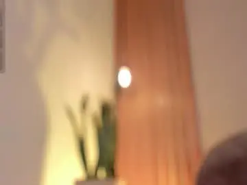 Pawggirl18  live sex cam