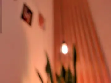 Pawggirl18  live sex cam