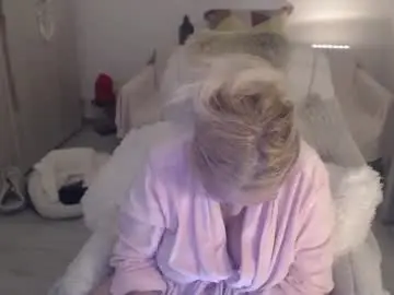 Divineblond  live sex cam