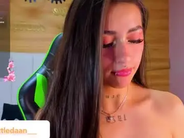 Mia_ponce_a  live sex cam