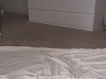 Petitebrat  live sex cam