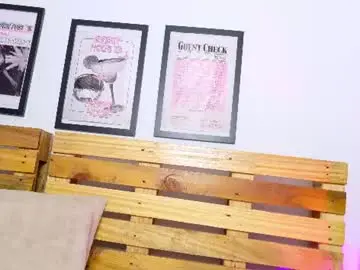 Peeachygirl  live sex cam