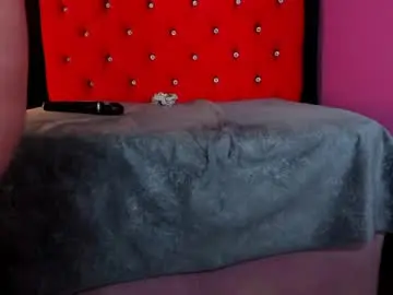 Scarletbigtitties  live sex cam