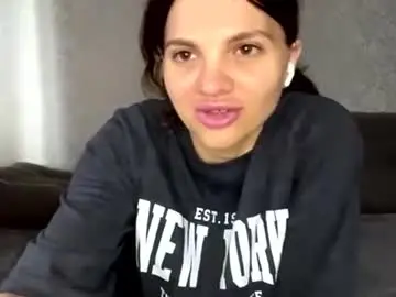 Rebbecakucharski  live sex cam