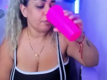 Latinamav22  live sex cam