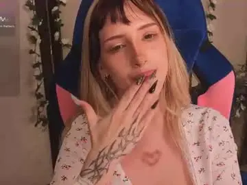 Nerdy_freyua  live sex cam