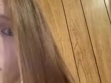 Wetkittyslut  live sex cam