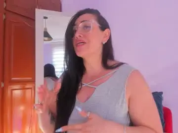 Meganhotcurvy  live sex cam