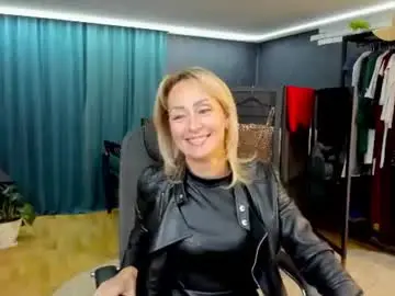 Julia__cherry_  live sex cam