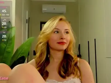 Cruelcutie  live sex cam