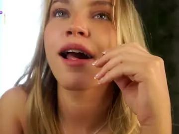 Lipswithsmileonthem  live sex cam