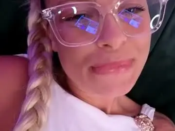 Blueyeskate  live sex cam