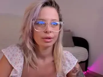 Blueyeskate  live sex cam