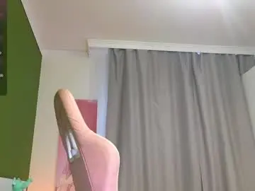 Caseylabow  live sex cam