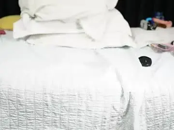 Hornylatimommy  live sex cam