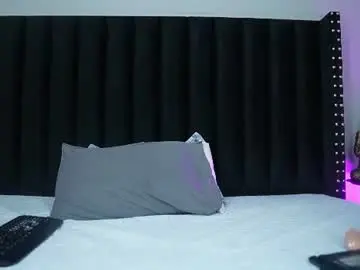 Hornylatimommy  live sex cam