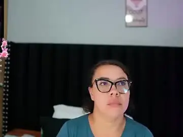 Hornylatimommy  live sex cam