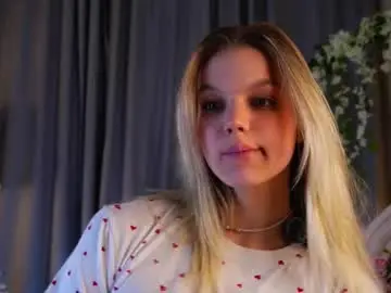 Burnletitallburn  live sex cam