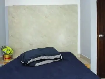 Sarah__19  live sex cam