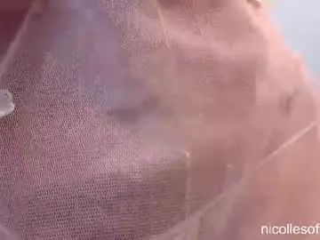 Nicolle4  live sex cam