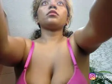 Nicolle4  live sex cam