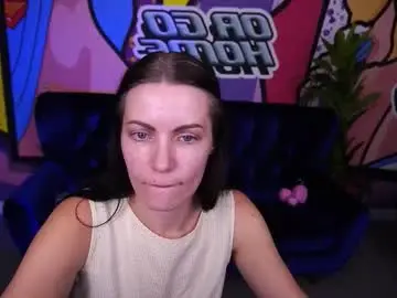 Lunaroyale  live sex cam