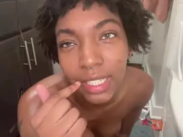 Petit3queen  live sex cam