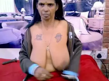 Sexyva4u2luv  live sex cam