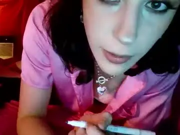 Twizzytoxic22  live sex cam