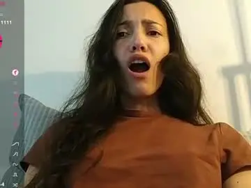 Innocentlatiina  live sex cam