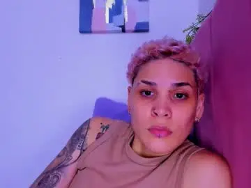 Laura_r23  live sex cam