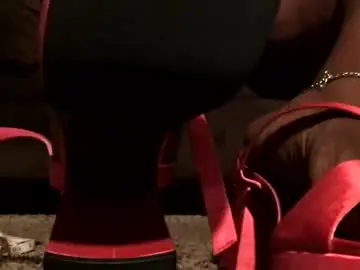 Thickmadame28  live sex cam