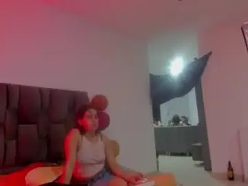 Pettitefemm  live sex cam