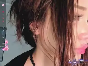 Assuri_love  live sex cam