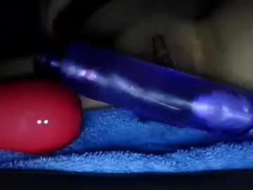 Prettywhitetoes69  live sex cam