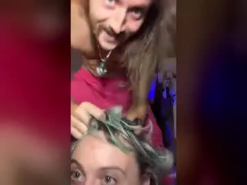 Yourmomisasnail  live sex cam