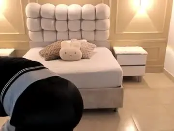 Mikeila_swan  live sex cam