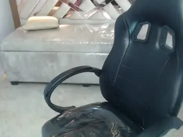 Clhoe_b  live sex cam