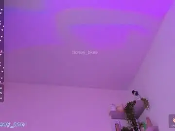 Honey_bitee  live sex cam