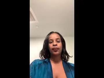 Yazzybae3  live sex cam