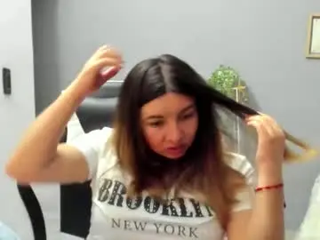 Laracat18  live sex cam