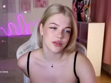 Maya_blonde18  live sex cam