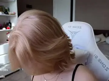 Maya_blonde18  live sex cam