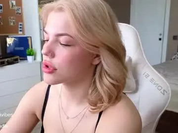 Maya_blonde18  live sex cam