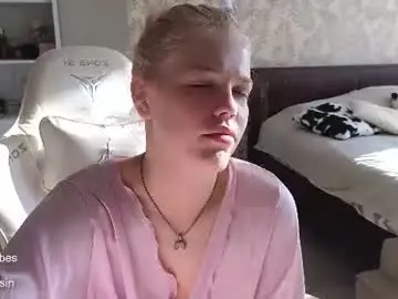 Maya_blonde18  live sex cam