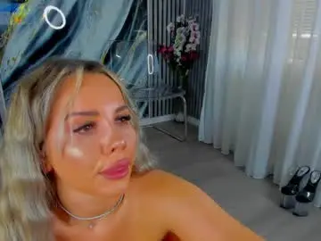Zinasquirts  live sex cam