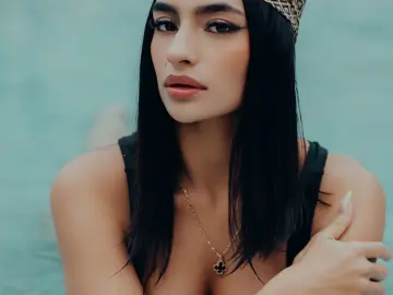 Izzywild  live sex cam