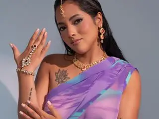 AnushkaChopra  live sex cam