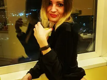 VeronikaGold35  live sex cam