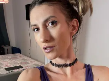 Roxanequinn  live sex cam